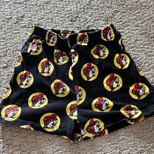 Buccees shorts in size YXL